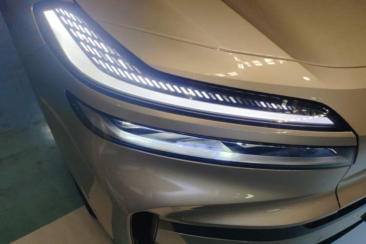 Used ONVO Luxeed L90 2025 Model—Ultra Six-Seater Version Right Front Headlight
