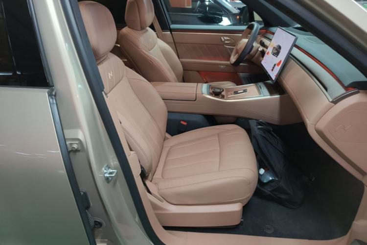 Used ONVO Luxeed L90 2025 Model—Pro Six-Seater Version Right Front Seat