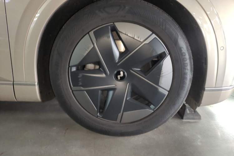 Used ONVO Luxeed L90 2025 Model—Max Six-Seater Version Right Front Wheel Hub