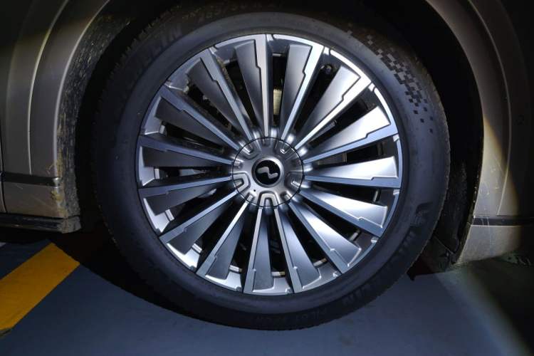 Used ONVO Luxeed L90 2025 Model—Ultra Six-Seater Version Right Front Wheel Hub
