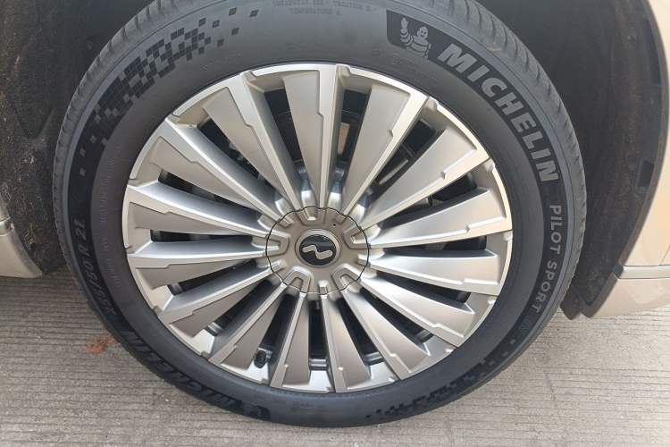 Used ONVO Luxeed L90 2025 Model—Ultra Six-Seater Version Right Front Wheel Hub