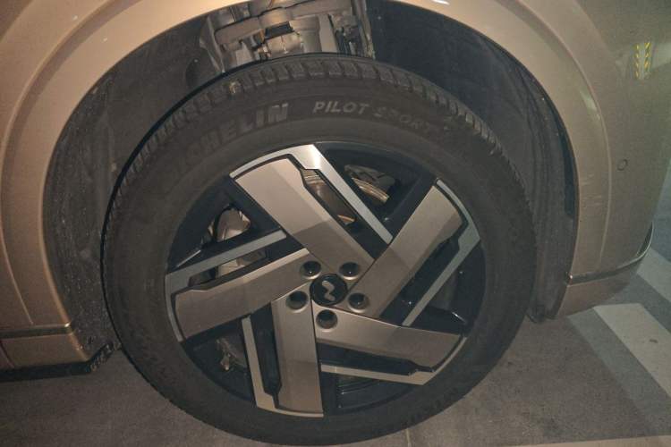 Used ONVO Luxeed L90 2025 Model Max Six-Seater 60-degree Battery Edition Right Front Wheel Hub