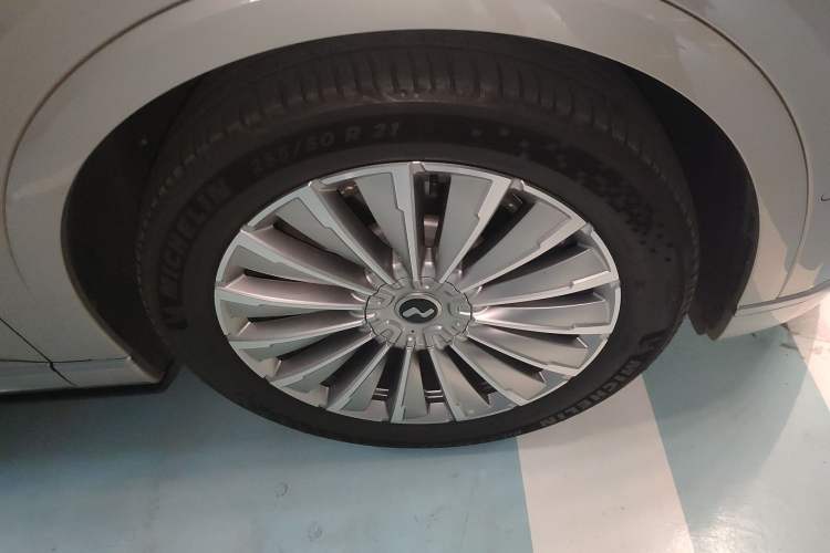 Used ONVO Luxeed L90 2025 Model—Ultra Six-Seater Version Right Front Wheel Hub