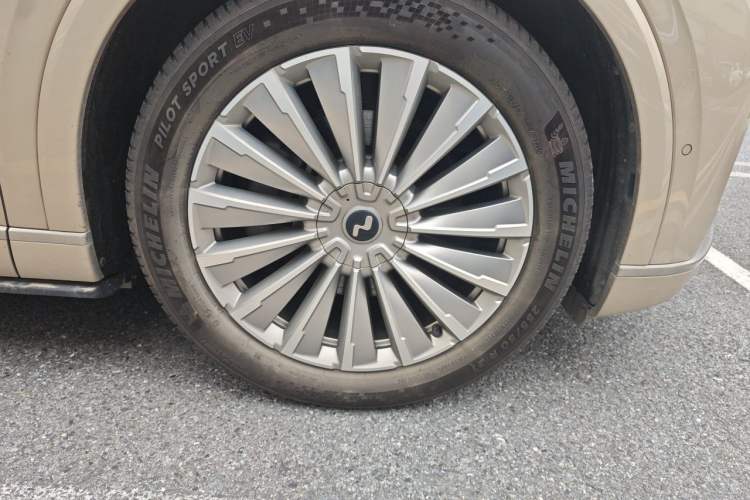 Used ONVO Luxeed L90 2025 Model—Max Six-Seater Version Right Front Wheel Hub