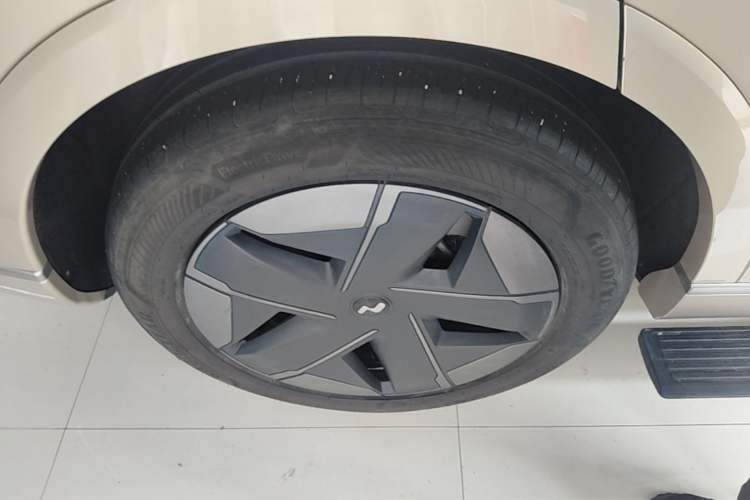 Used ONVO Luxeed L90 2025 Model—Max Six-Seater Version Right Rear Wheel Hub
