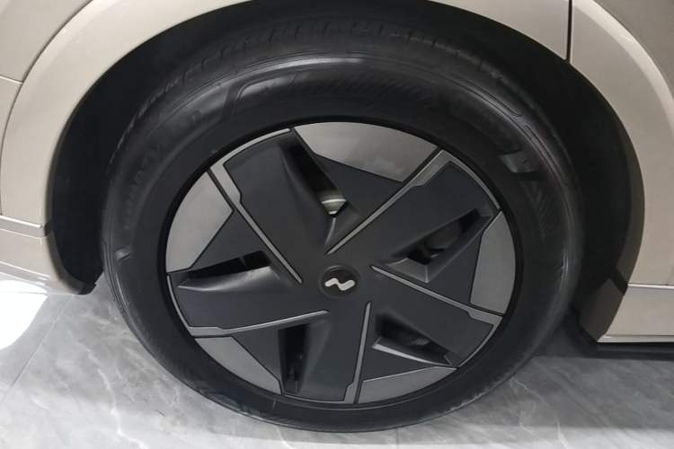 Used ONVO Luxeed L90 2025 Model—Max Seven-Seater Version Right Rear Wheel Hub