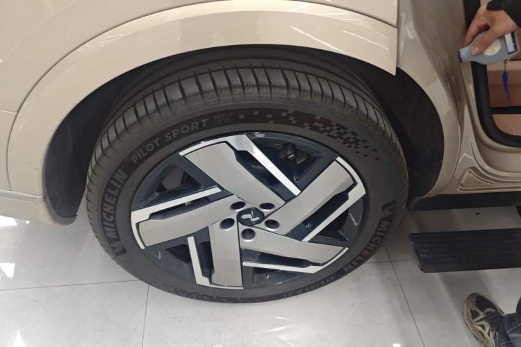 Used ONVO Luxeed L90 2025 Model—Max Six-Seater Version Right Rear Wheel Hub