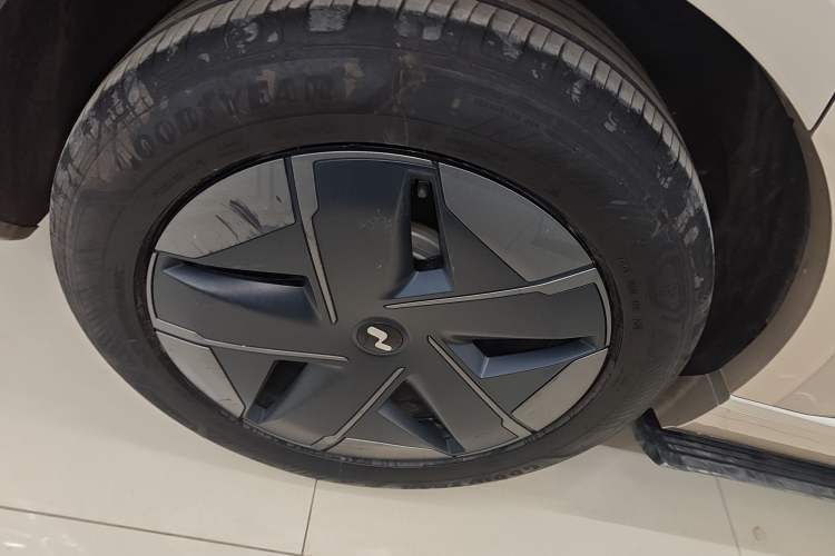 Used ONVO Luxeed L90 2025 Model—Max Six-Seater Version Right Rear Wheel Hub
