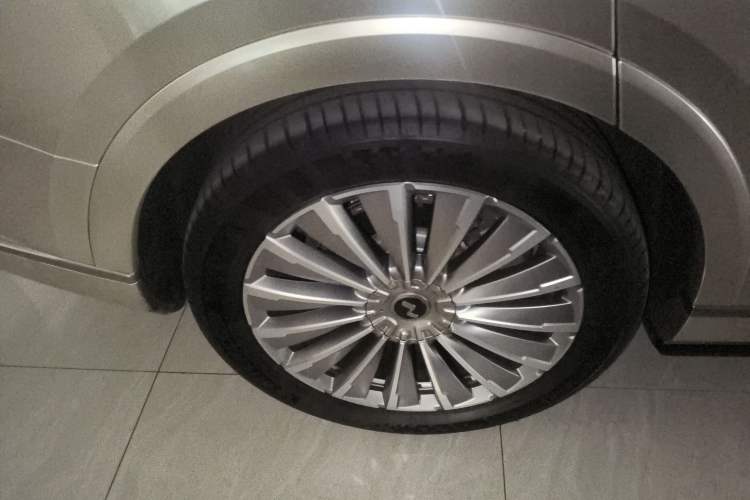 Used ONVO Luxeed L90 2025 Model—Max Six-Seater Version Right Rear Wheel Hub