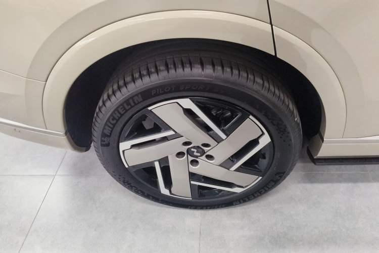 Used ONVO Luxeed L90 2025 Model—Ultra Six-Seater Version Right Rear Wheel Hub