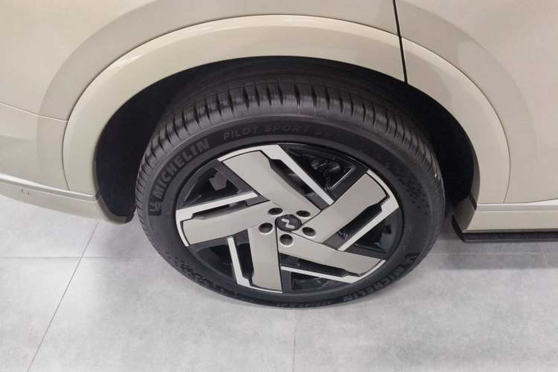 Used ONVO Luxeed L90 2025 Model—Ultra Six-Seater Version Right Rear Wheel Hub