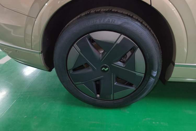 Used ONVO Luxeed L90 2025 Model—Pro Six-Seater Version Right Rear Wheel Hub