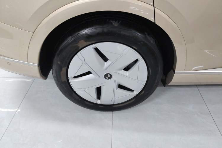 Used ONVO Luxeed L90 2025 Model—Max Six-Seater Version Right Rear Wheel Hub