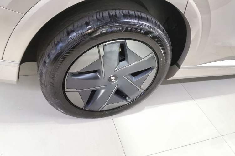 Used ONVO Luxeed L90 2025 Model—Max Six-Seater Version Right Rear Wheel Hub
