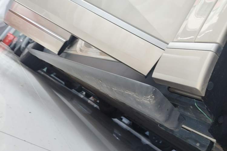 Used ONVO Luxeed L90 2025 Model—Max Six-Seater Version Right Side Sill