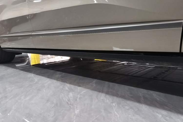 Used ONVO Luxeed L90 2025 Model—Max Seven-Seater Version Right Side Sill