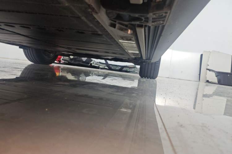 Used ONVO Luxeed L90 2025 Model—Max Six-Seater Version Right Side Sill