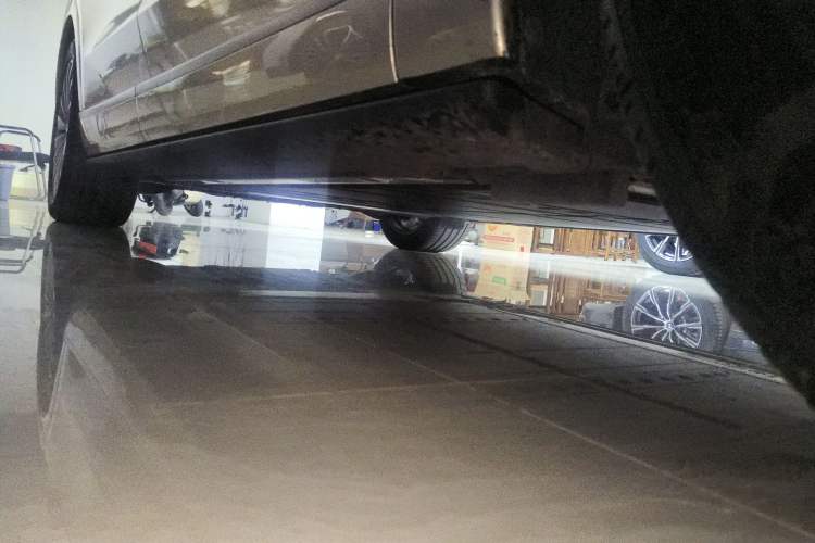 Used ONVO Luxeed L90 2025 Model—Max Six-Seater Version Right Side Sill
