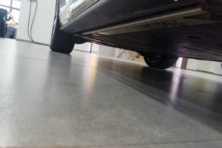Used ONVO Luxeed L90 2025 Model—Ultra Six-Seater Version Right Side Sill