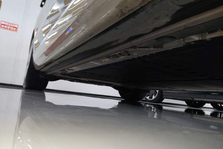 Used ONVO Luxeed L90 2025 Model—Max Six-Seater Version Right Side Sill