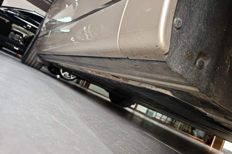 Used ONVO Luxeed L90 2025 Model—Pro Six-Seater Version Right Side Sill