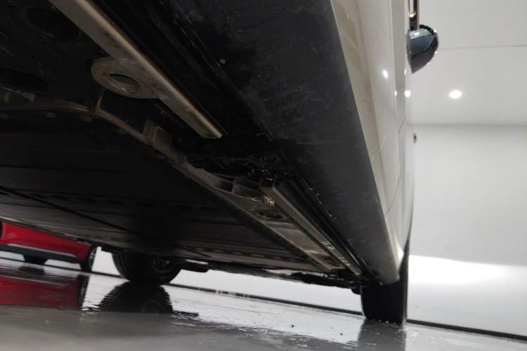 Used ONVO Luxeed L90 2025 Model—Max Six-Seater Version Right Side Sill
