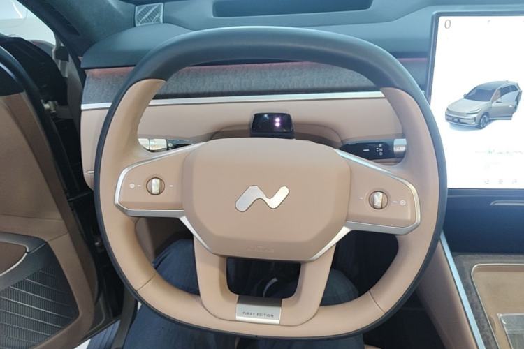 Used ONVO Luxeed L90 2025 Model—Max Six-Seater Version Steering Wheel