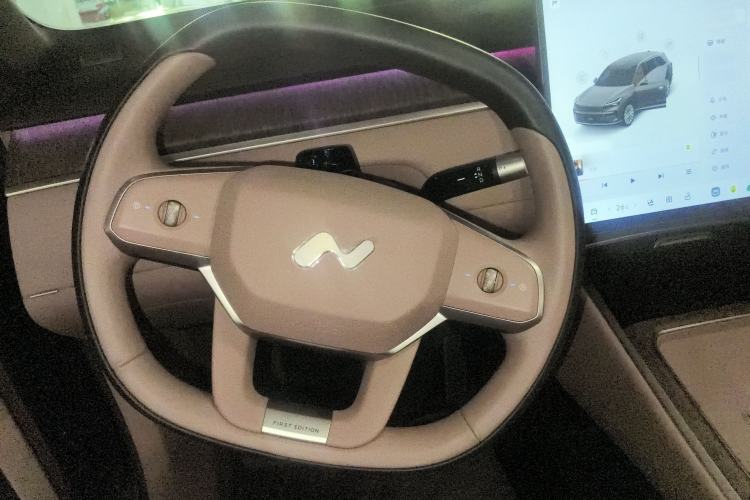 Used ONVO Luxeed L90 2025 Model—Max Six-Seater Version Steering Wheel