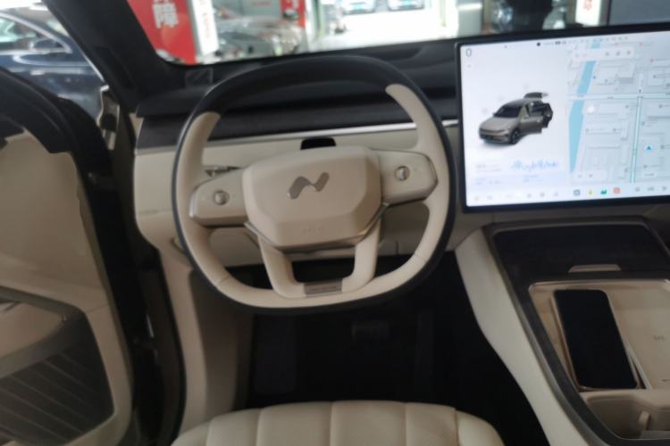 Used ONVO Luxeed L90 2025 Model—Max Six-Seater Version Steering Wheel