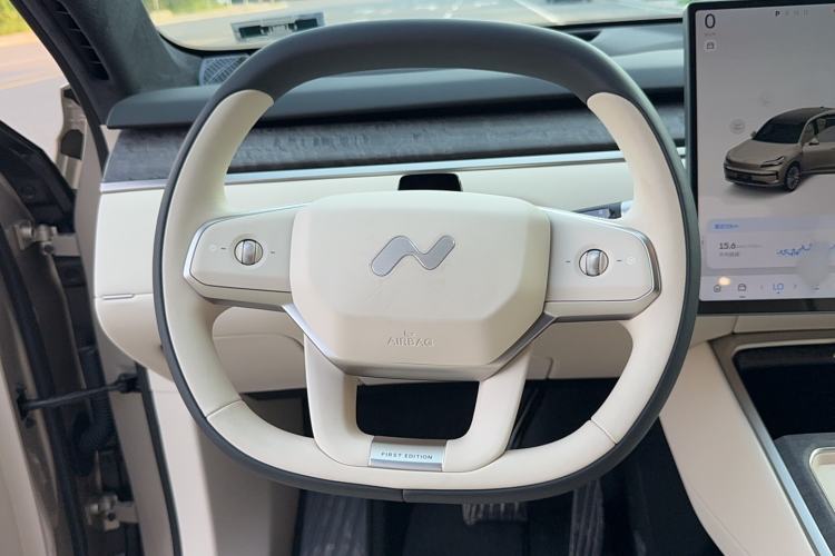 Used ONVO Luxeed L90 2025 Model—Max Six-Seater Version Steering Wheel