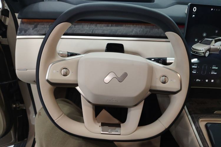 Used ONVO Luxeed L90 2025 Model—Max Six-Seater Version Steering Wheel
