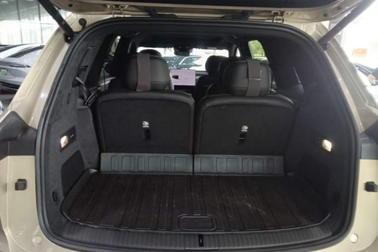 Used ONVO Luxeed L90 2025 Model—Pro Six-Seater Version Trunk