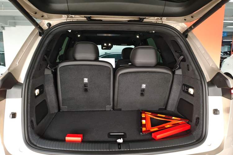 Used ONVO Luxeed L90 2025 Model—Ultra Six-Seater Version Trunk