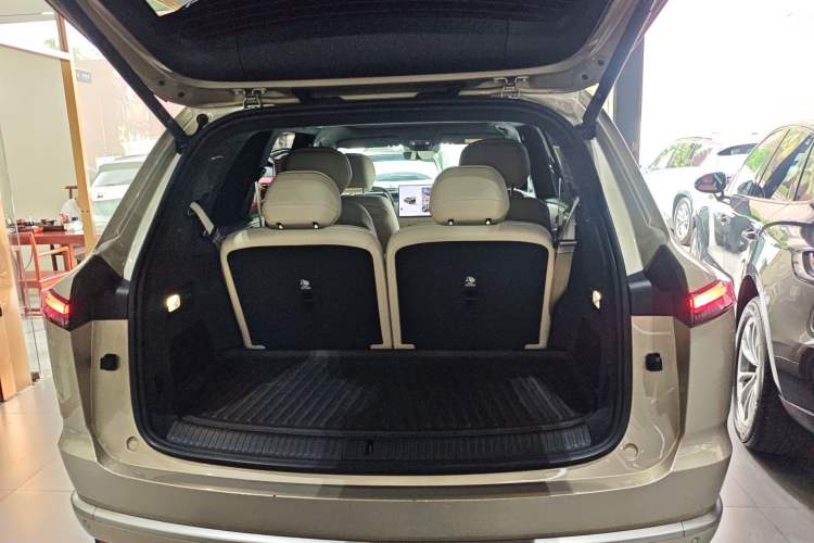 Used ONVO Luxeed L90 2025 Model—Pro Six-Seater Version Trunk