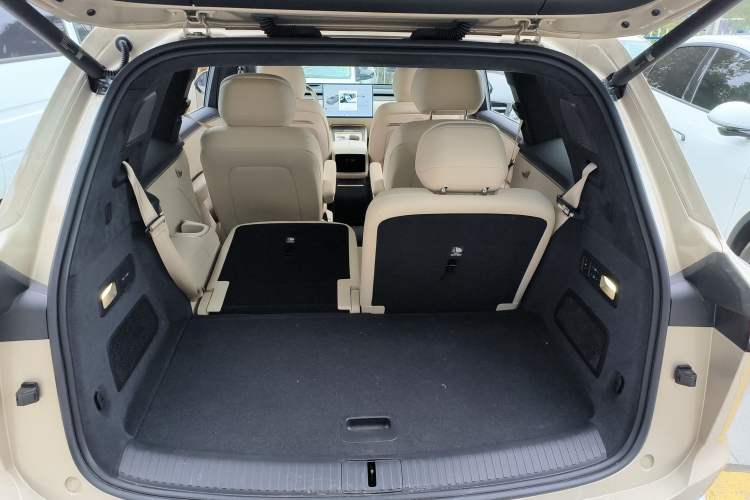 Used ONVO Luxeed L90 2025 Model—Ultra Six-Seater Version Trunk