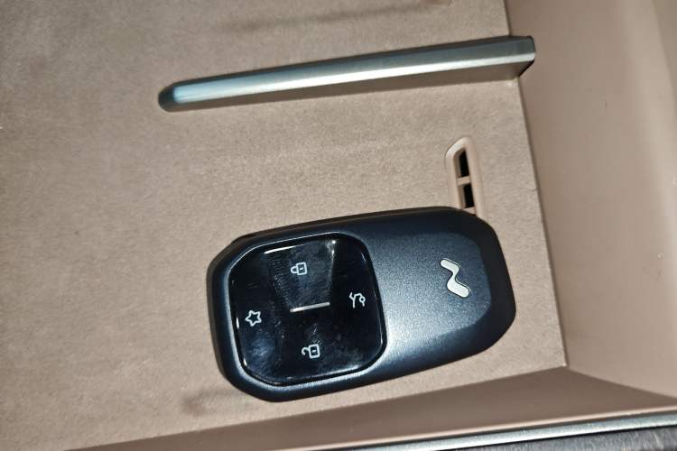 Used ONVO Luxeed L90 2025 Model—Max Six-Seater Version Vehicle Key