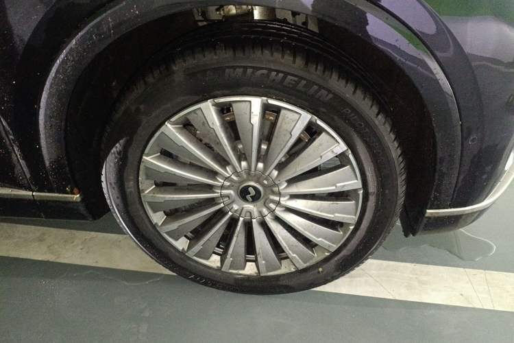 Used ONVO Luxeed L90 2026 Ultra—Ready for Success Edition, Six Seats Right Front Wheel Hub