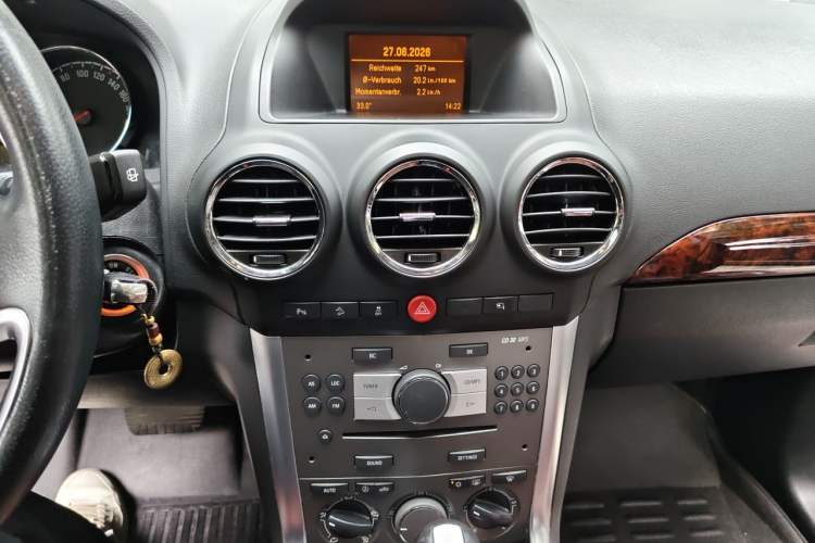 Used Opel Antara 2011 2.4 Luxury Four-Wheel-Drive Model Audio And AC Panel
