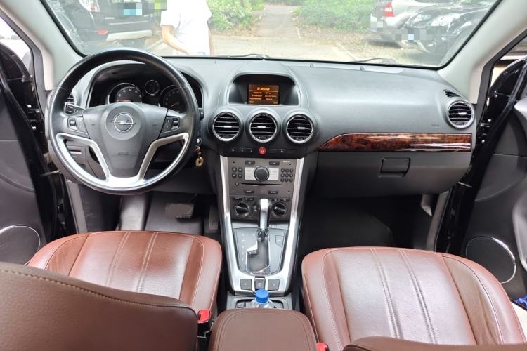 Used Opel Antara 2011 2.4 Luxury Four-Wheel-Drive Model Center Console