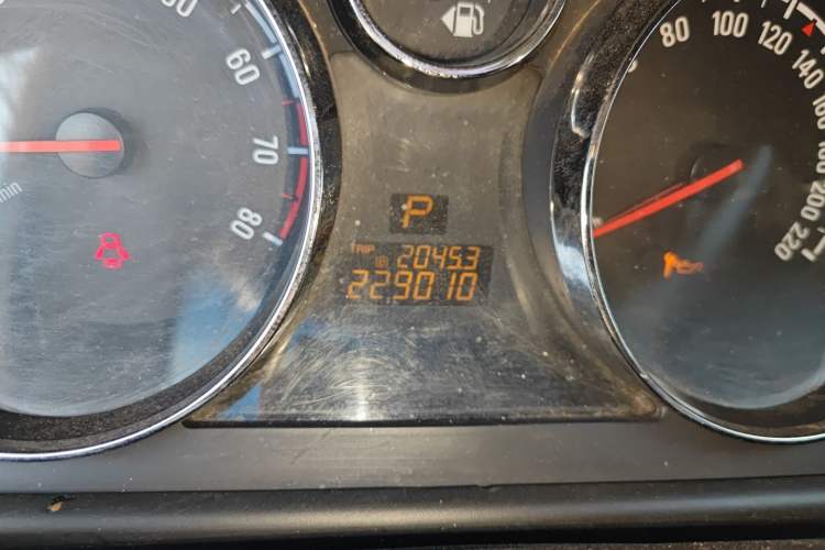 Used Opel Antara 2011 2.4 Comfort Four-Wheel Drive Edition Odometer Close Up
