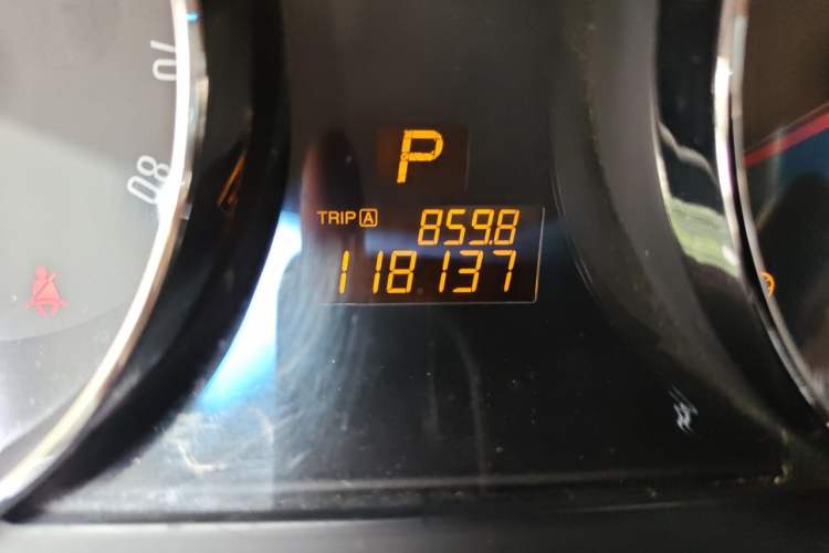 Used Opel Antara 2011 2.4 Luxury Four-Wheel-Drive Model Odometer Close Up