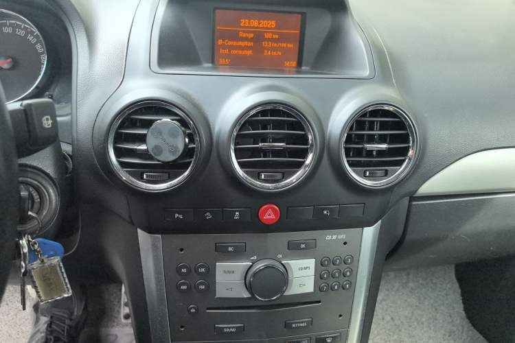 Used Opel Antara 2011 2.4 Luxury Two-Wheel-Drive Version Audio And AC Panel