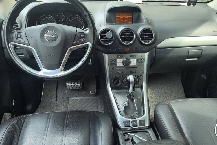 Used Opel Antara 2011 2.4 Luxury Two-Wheel-Drive Version Center Console