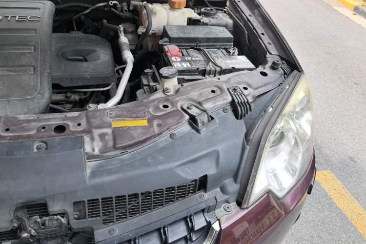 Used Opel Antara 2011 2.4 Luxury Two-Wheel-Drive Version Engine Bay Left