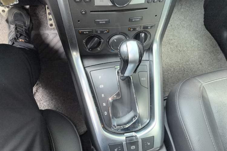 Used Opel Antara 2011 2.4 Luxury Two-Wheel-Drive Version Gear Lever