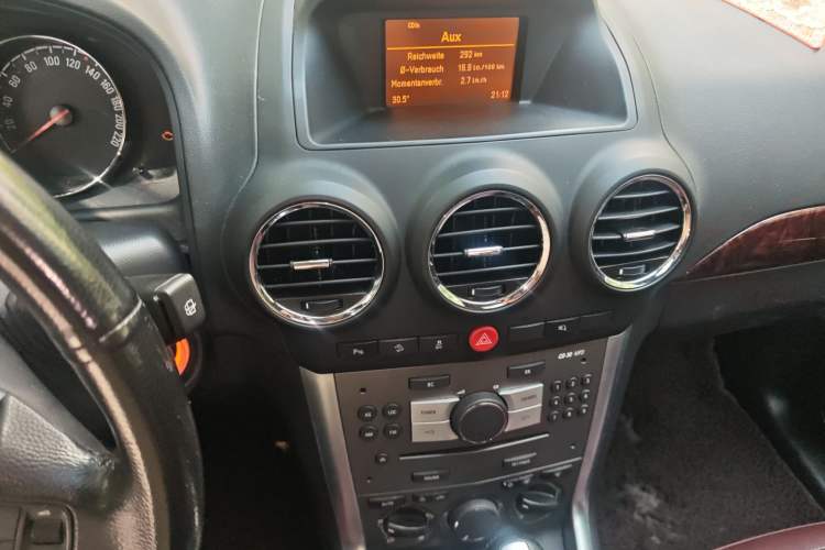 Used Opel Antara 2011 2.4 Luxury Two-Wheel-Drive Version Audio And AC Panel