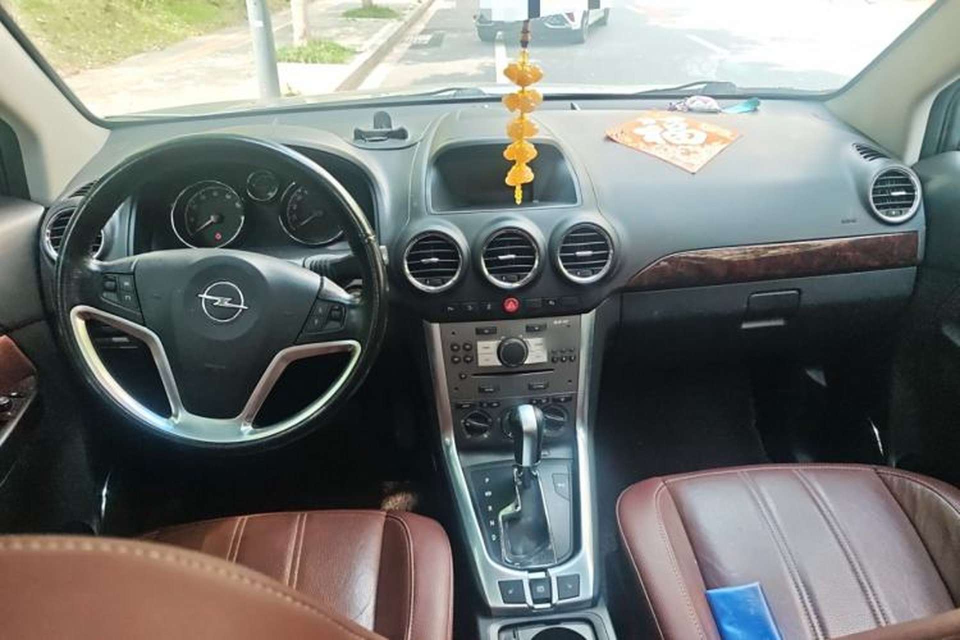 Used Opel Antara 2011 2.4 Luxury Two-Wheel-Drive Version Center Console