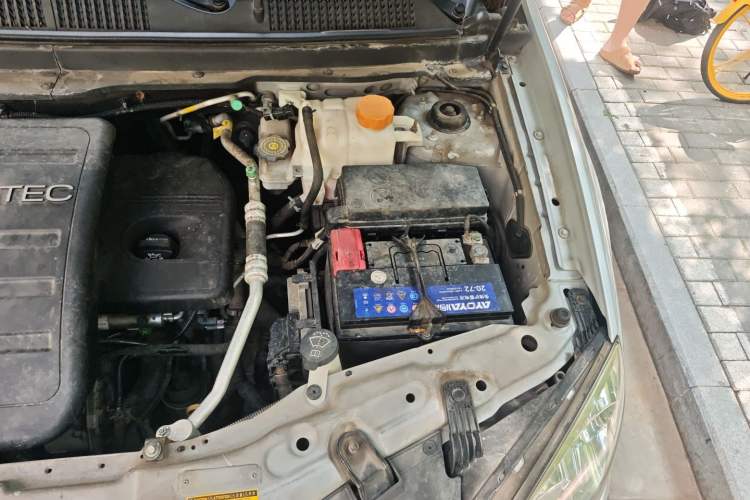 Used Opel Antara 2011 2.4 Luxury Two-Wheel-Drive Version Engine Bay Left