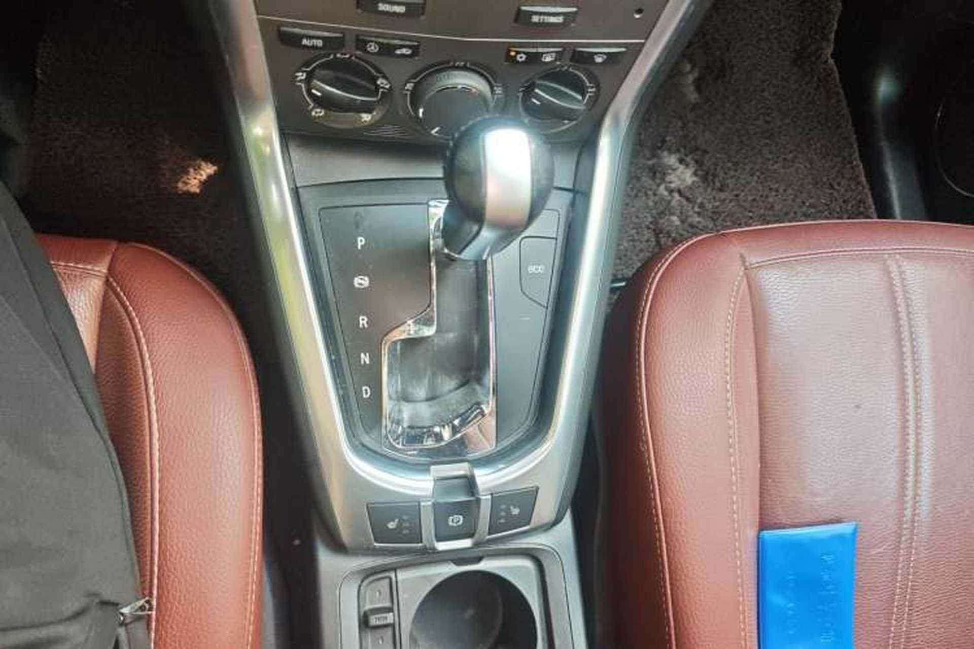 Used Opel Antara 2011 2.4 Luxury Two-Wheel-Drive Version Gear Lever