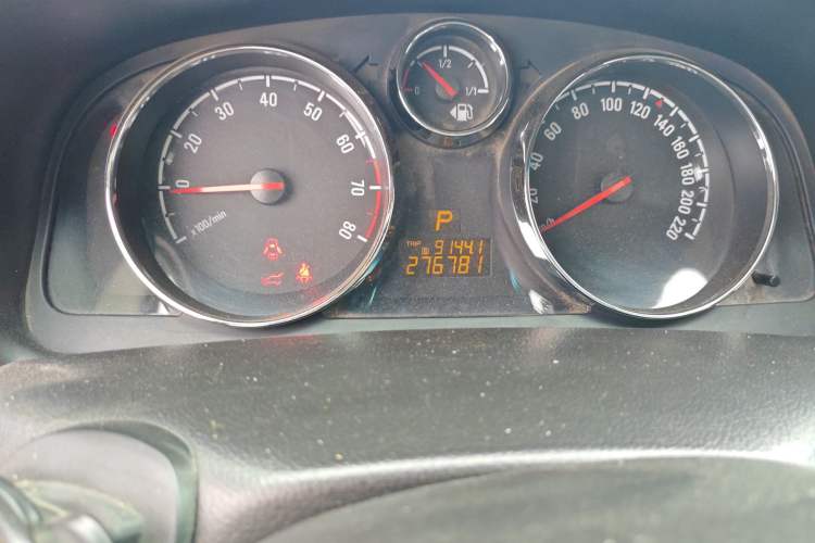 Used Opel Antara 2011 2.4 Comfort Four-Wheel Drive Edition Odometer Close Up